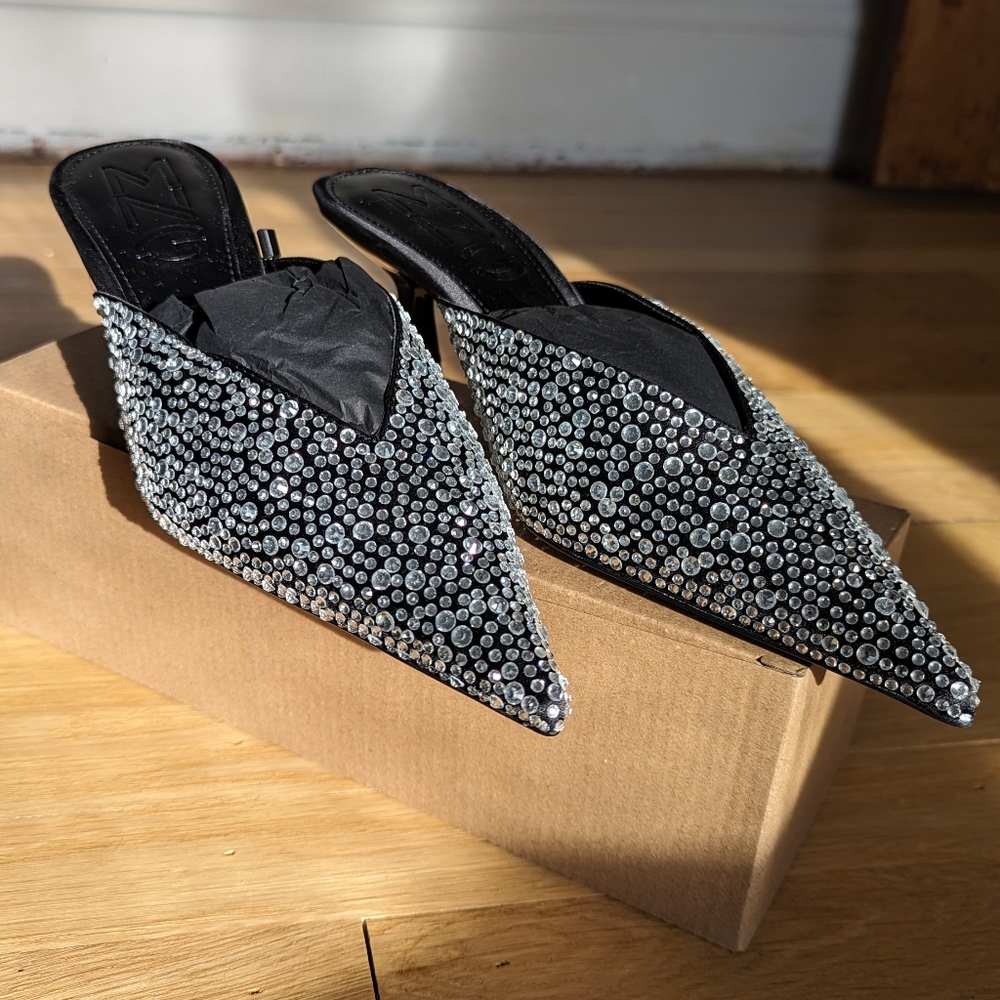 Mango pointed toe rhinestone shoe. Size: 38.